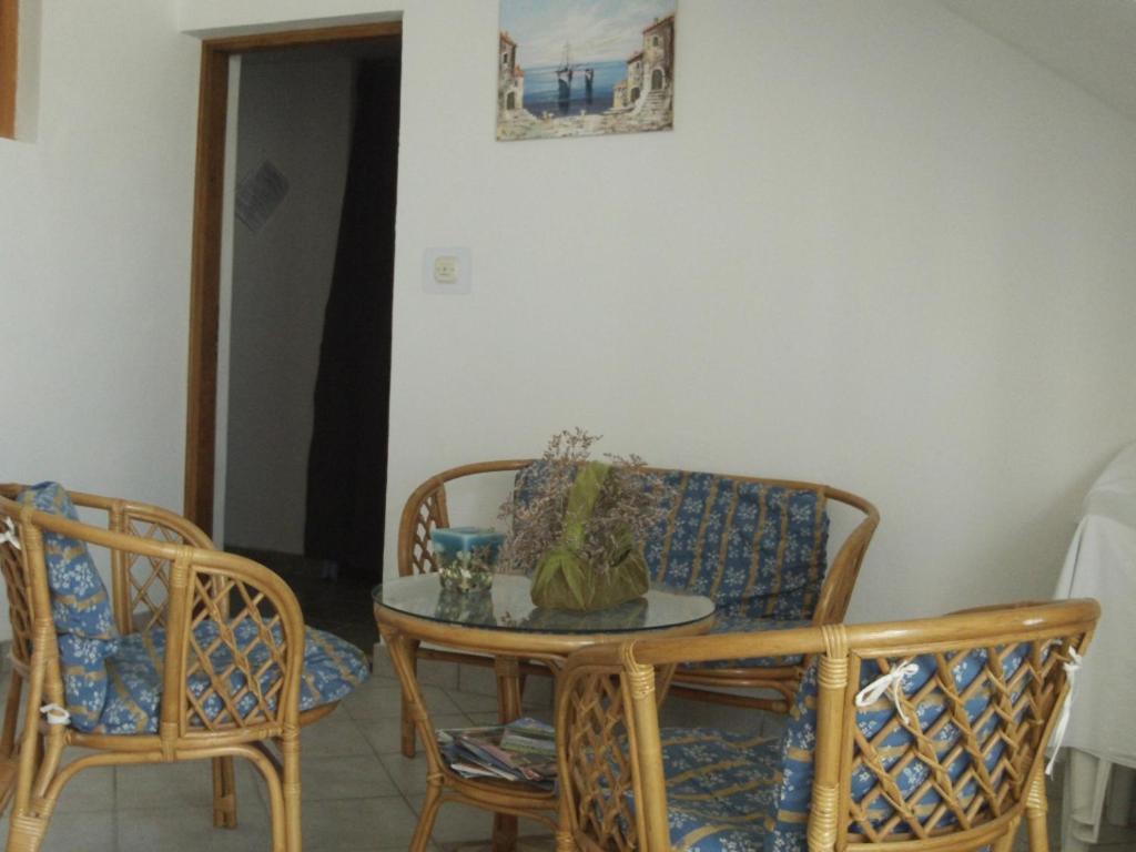 Apartment In Kustici With Balcony, Wifi, Washing Machine Buitenkant foto