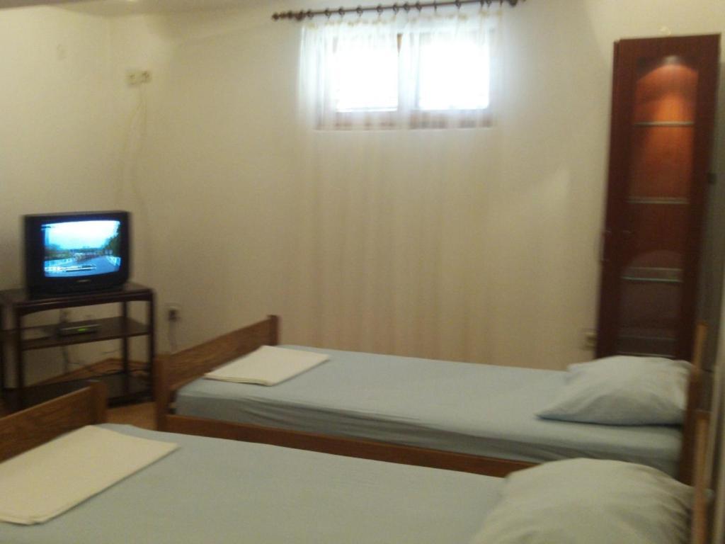 Apartment In Kustici With Balcony, Wifi, Washing Machine Buitenkant foto