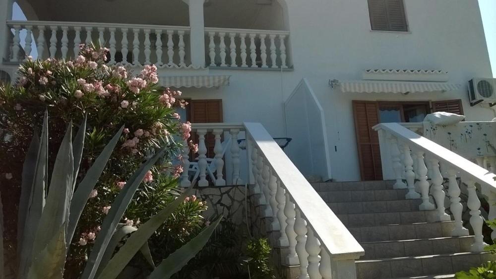 Apartment In Kustici With Balcony, Wifi, Washing Machine Buitenkant foto